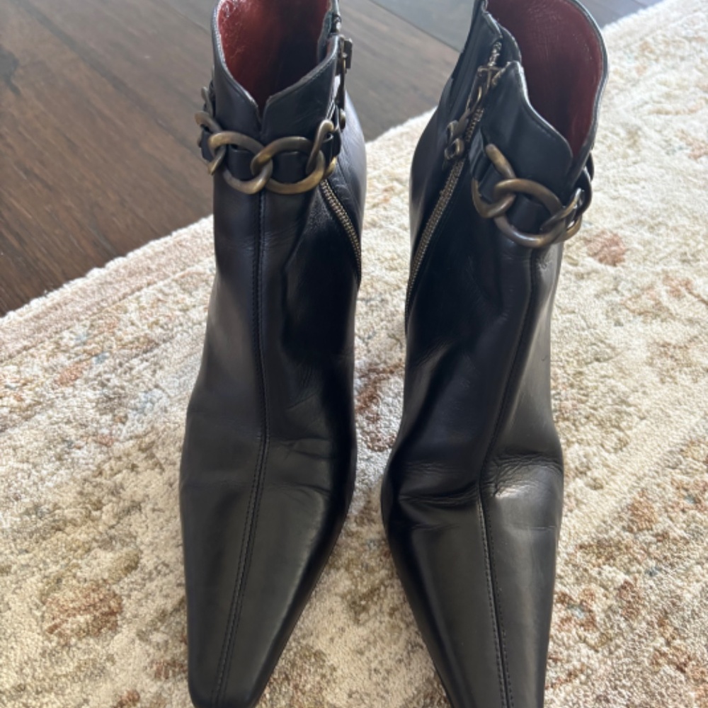 Donald J Pliner Couture Gorgeous Italian leather booties w/ chain detail 8 black